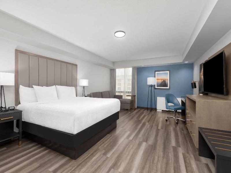 La Quinta Inn & Suites Dallas I-35 image