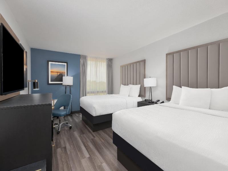 La Quinta Inn & Suites Dallas I-35 image