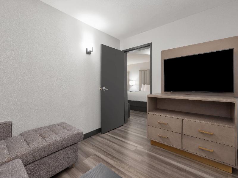 La Quinta Inn & Suites Dallas I-35 image