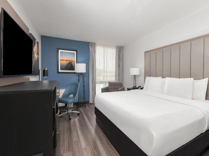 La Quinta Inn & Suites Dallas I-35 image