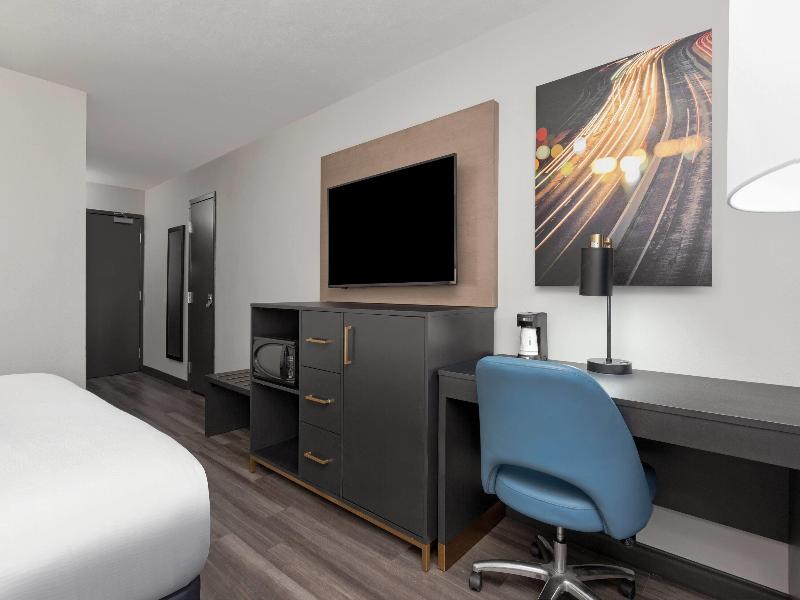 La Quinta Inn & Suites Dallas I-35 image