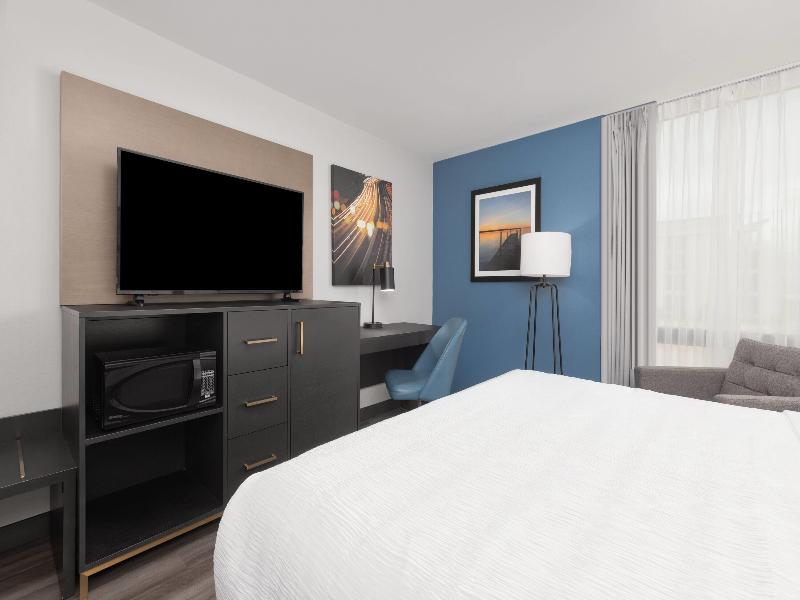 La Quinta Inn & Suites Dallas I-35 image