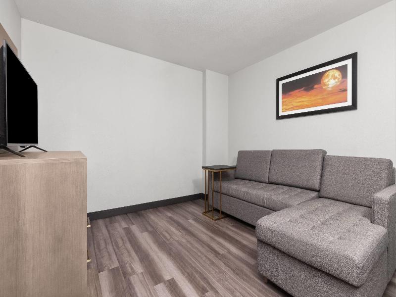 La Quinta Inn & Suites Dallas I-35 image