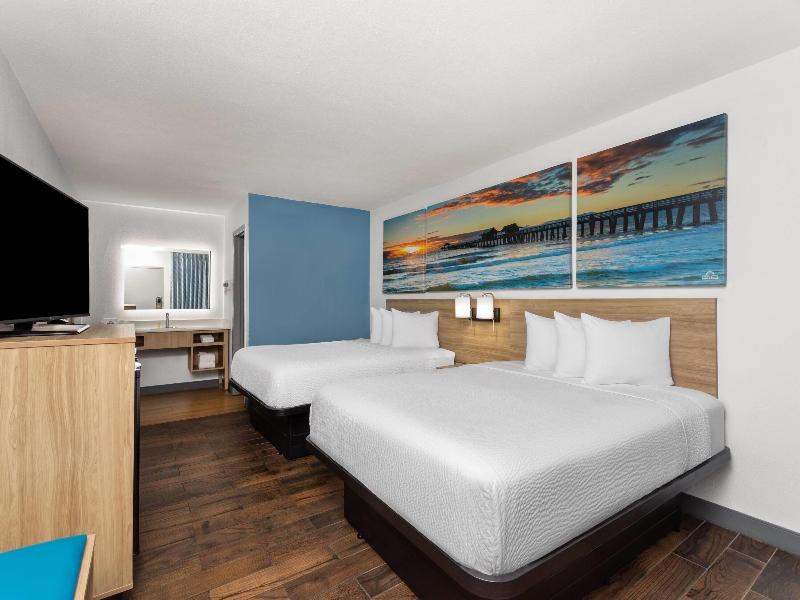 QUADRUPLE TWO QUEEN BEDS NON SMOKING