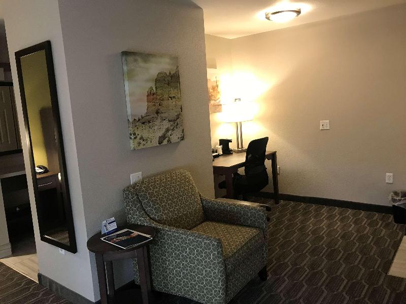 Mainstay Suites At Metro Center