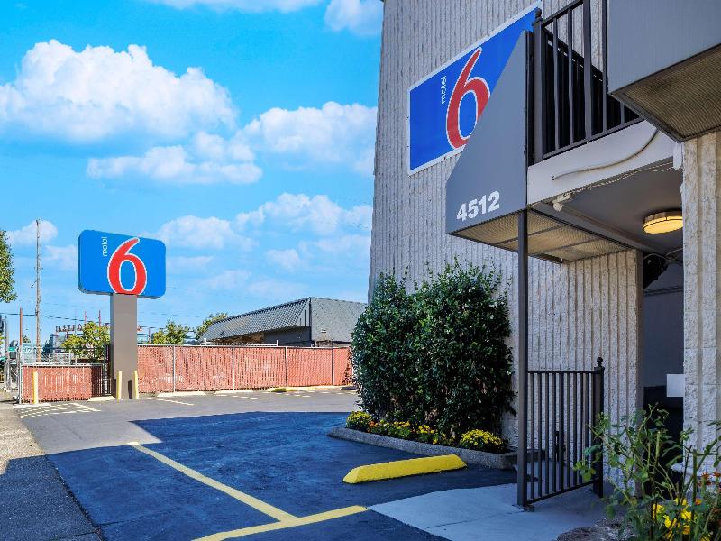 Econo Lodge Portland - I-205 image