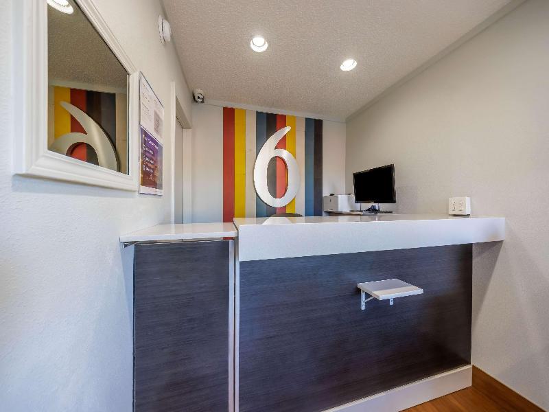 Econo Lodge Portland - I-205 image