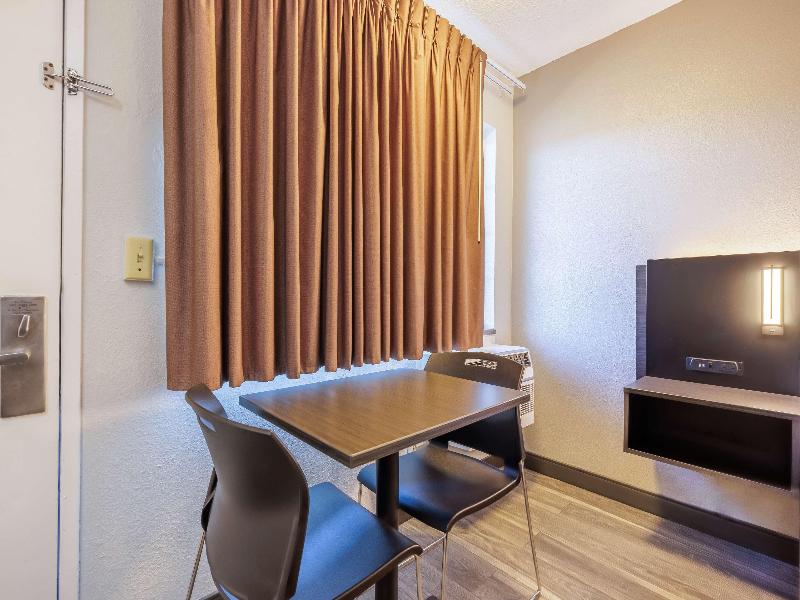 Econo Lodge Portland - I-205 image
