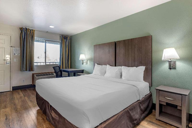 Econo Lodge Portland Airport image
