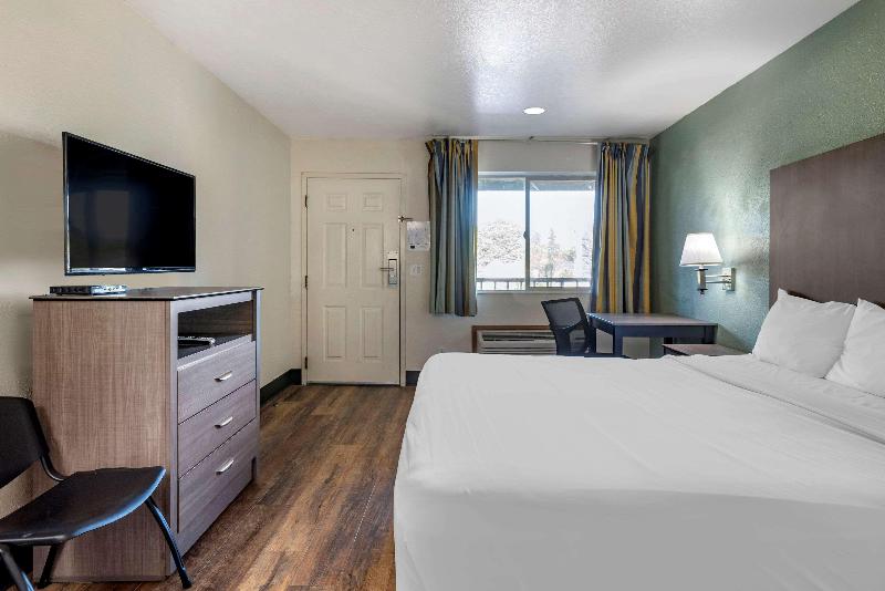 Econo Lodge Portland Airport image