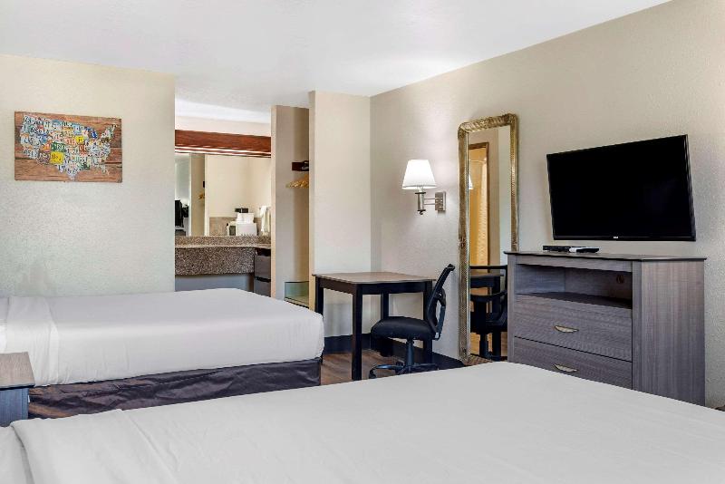 Econo Lodge Portland Airport image