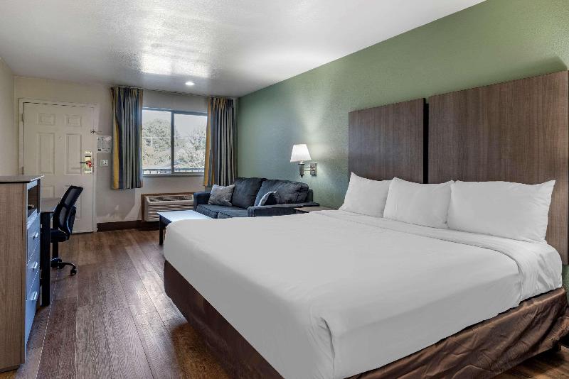 Econo Lodge Portland Airport image