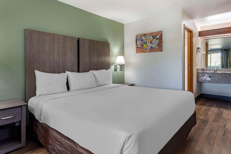 Econo Lodge Portland Airport image