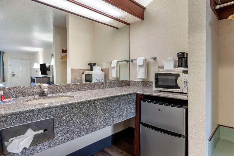 Econo Lodge Portland Airport image