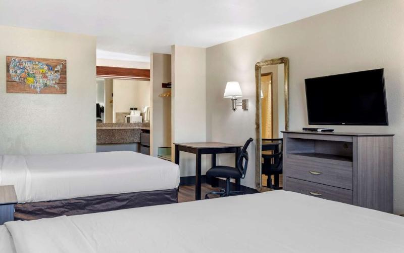 Econo Lodge Portland Airport image