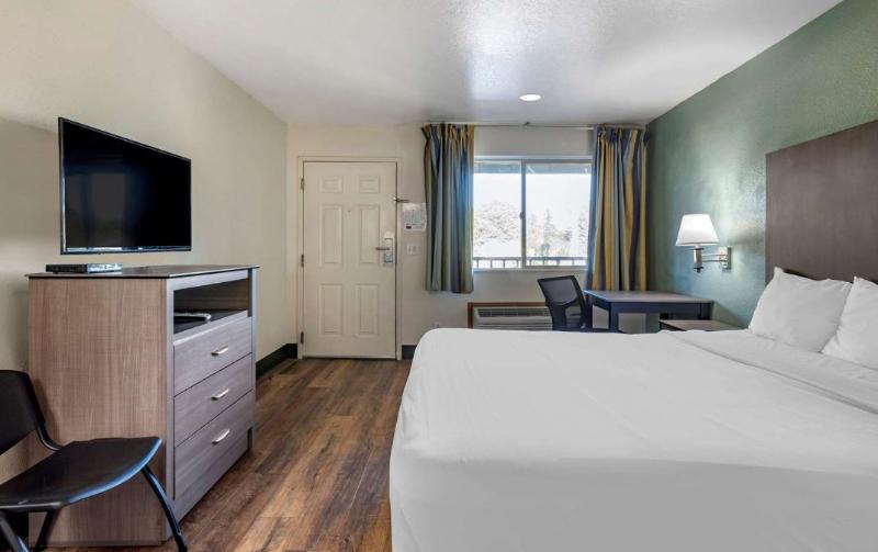 Econo Lodge Portland Airport image