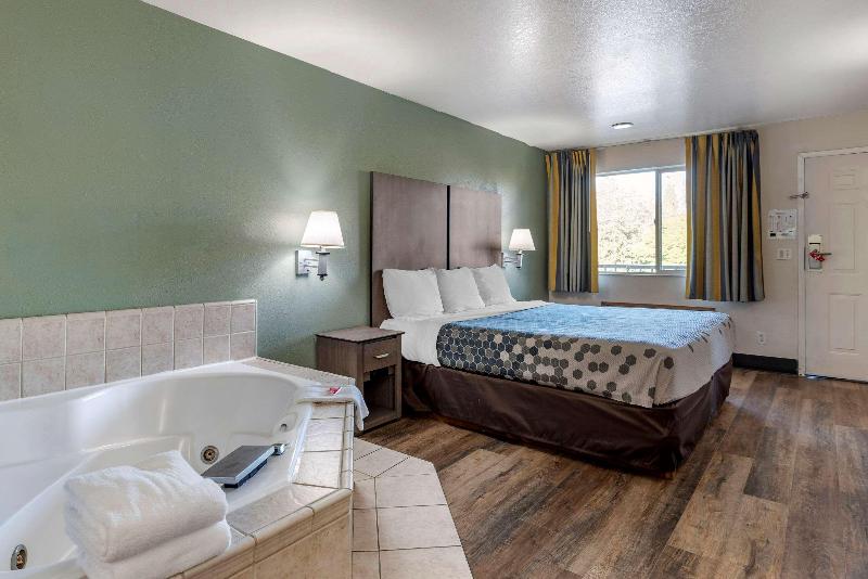 Econo Lodge Portland Airport image