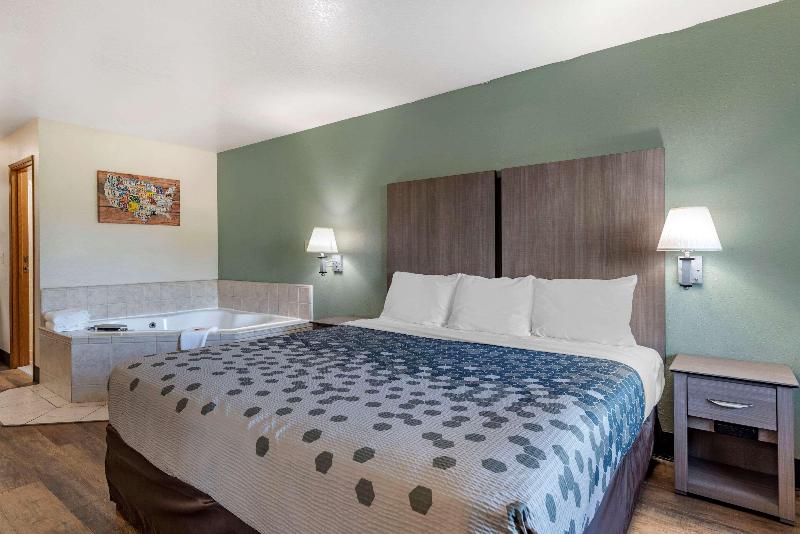 Econo Lodge Portland Airport image