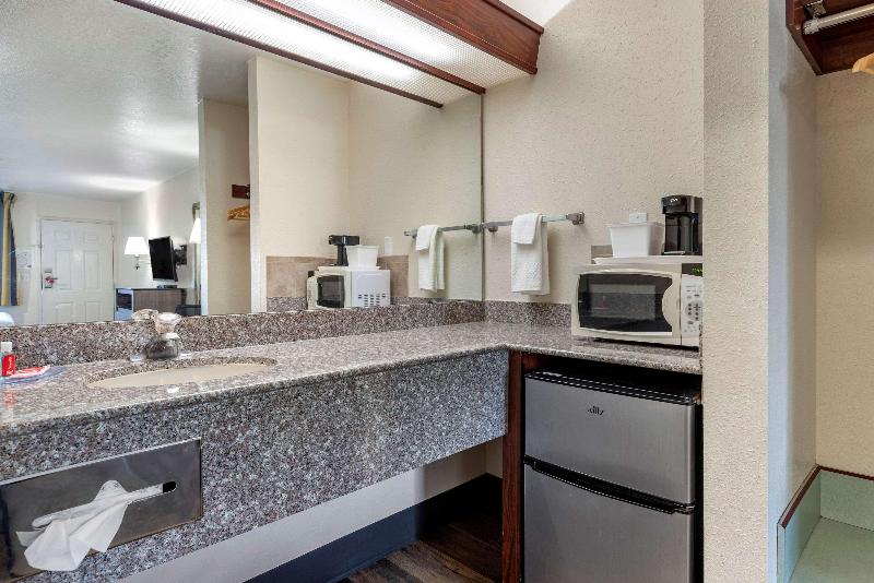 Econo Lodge Portland Airport image