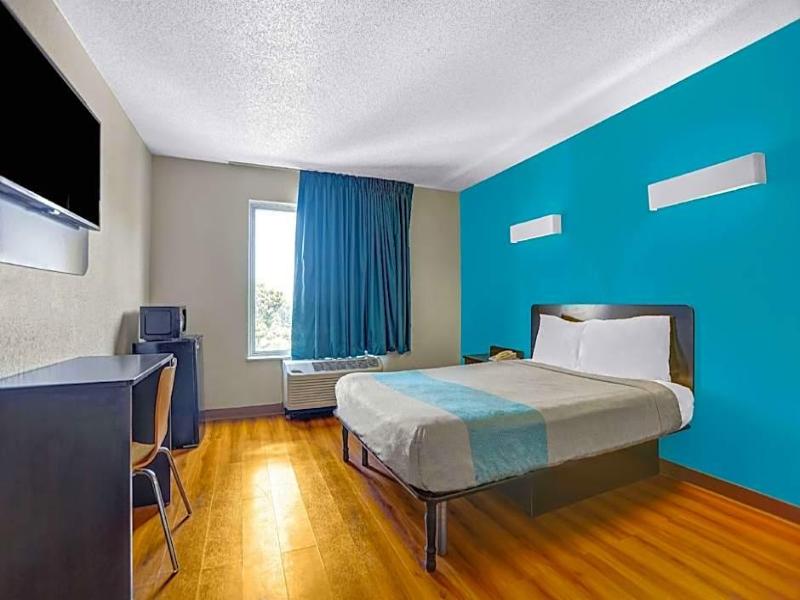 Motel 6 Raleigh North image