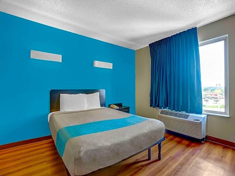 Motel 6 Raleigh North image