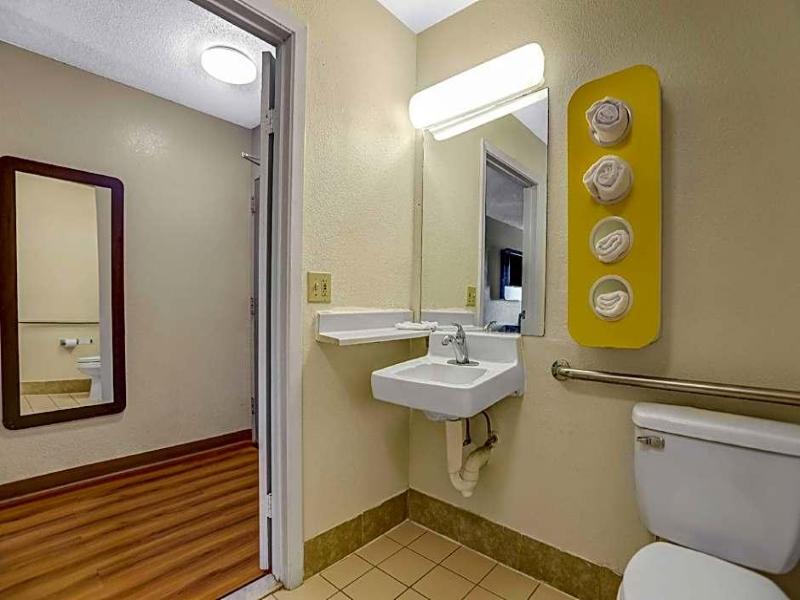 Motel 6 Raleigh North image