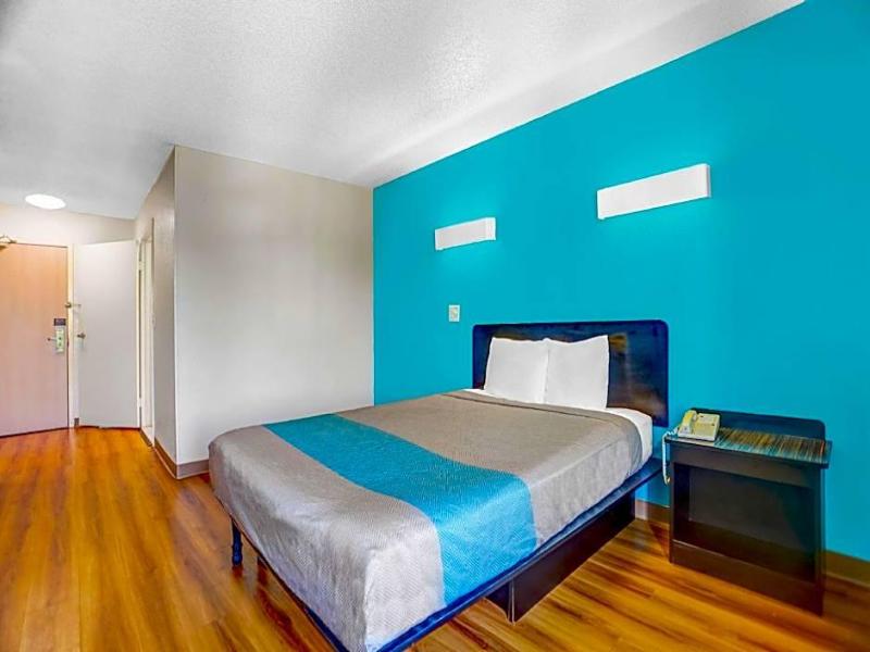 Motel 6 Raleigh North image