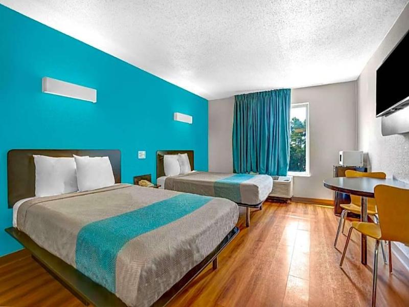 Motel 6 Raleigh North image