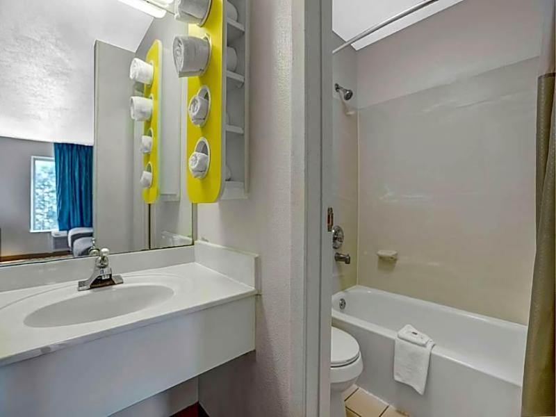 Motel 6 Raleigh North image