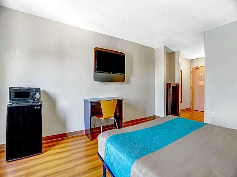 Motel 6 Raleigh North image