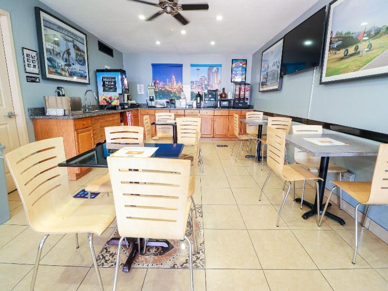 RODEWAYINN LACKLAND AFB NEAR SEA WORLD -Rivar Walk image