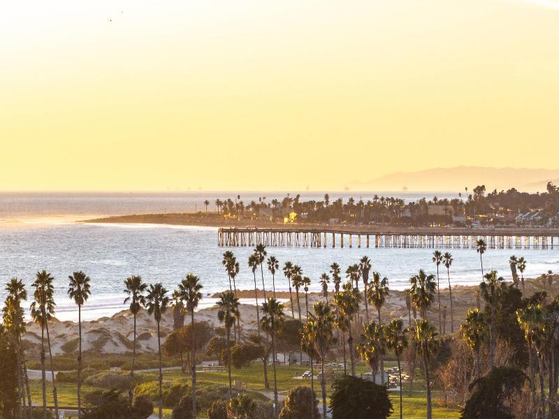 Comfort Inn & Suites Ventura Beach image
