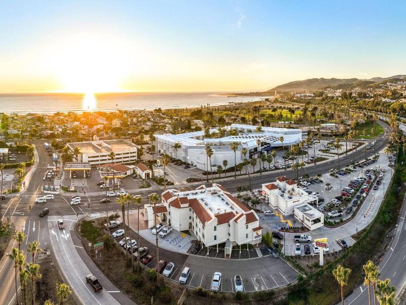 Comfort Inn & Suites Ventura Beach image