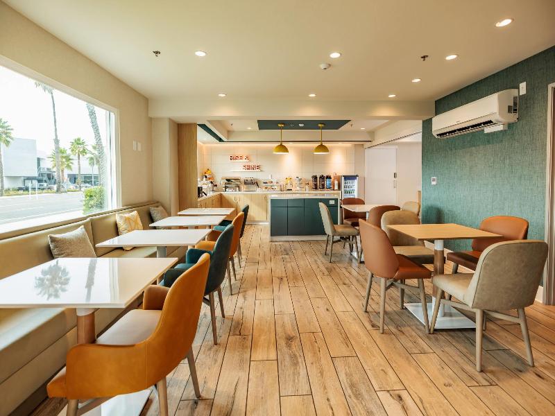 Comfort Inn & Suites Ventura Beach image