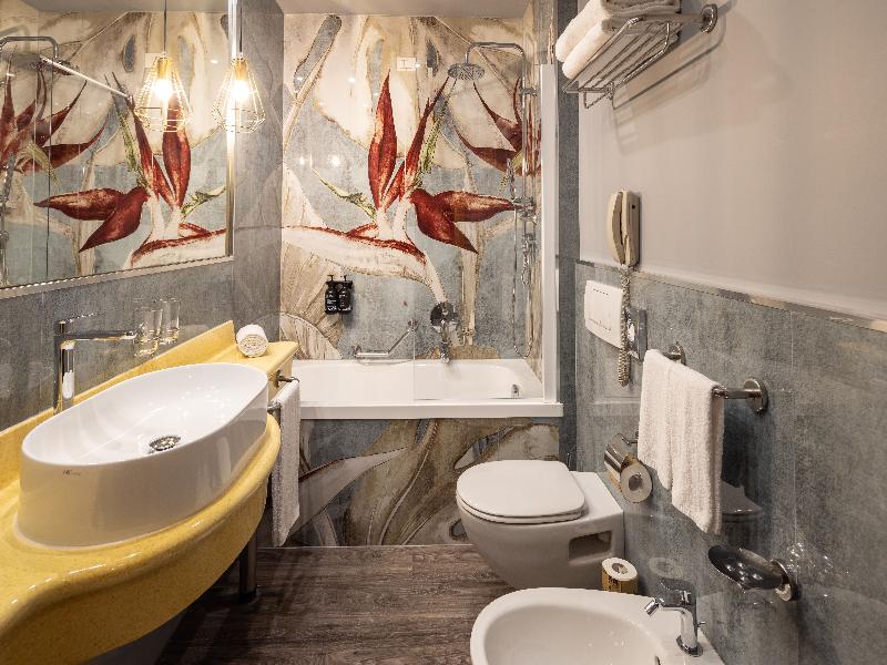 Holiday Inn Milan Garibaldi Station image