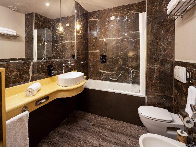 Holiday Inn Milan Garibaldi Station image