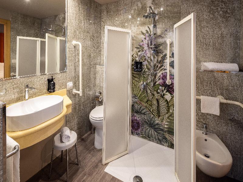 Holiday Inn Milan Garibaldi Station image