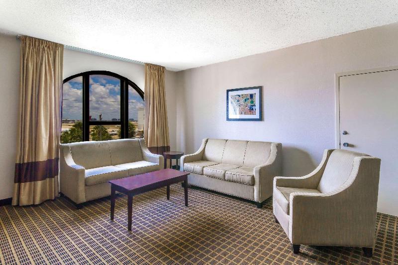 Hotel Clarion Inn and Suites Miami Airport