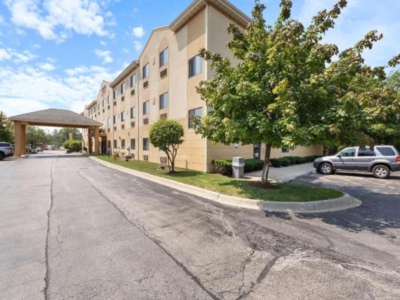 Comfort Suites Lombard - Addison image