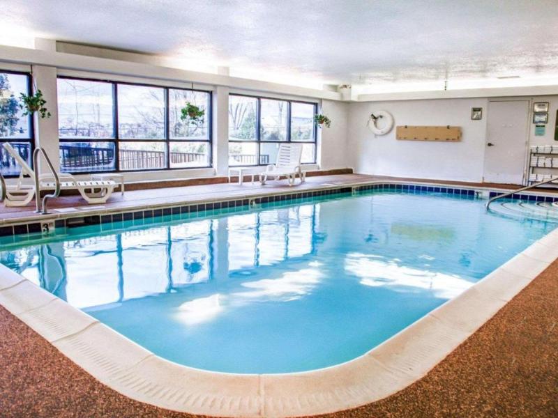 Comfort Suites Lombard - Addison image