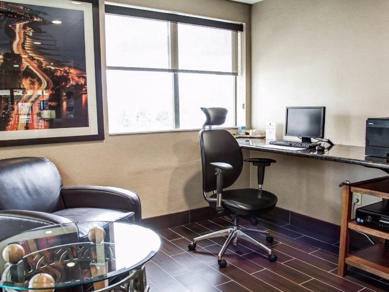 Comfort Suites Lombard - Addison image