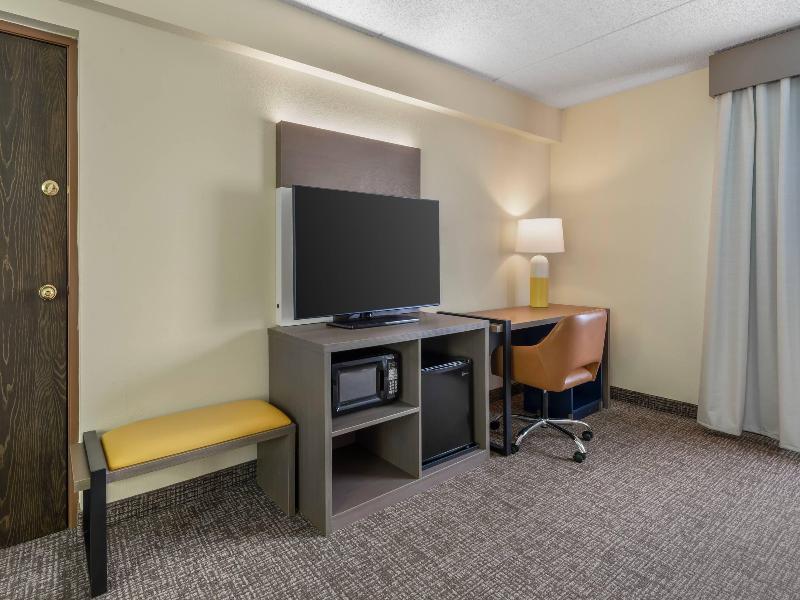 Comfort Inn & Suites Butler image