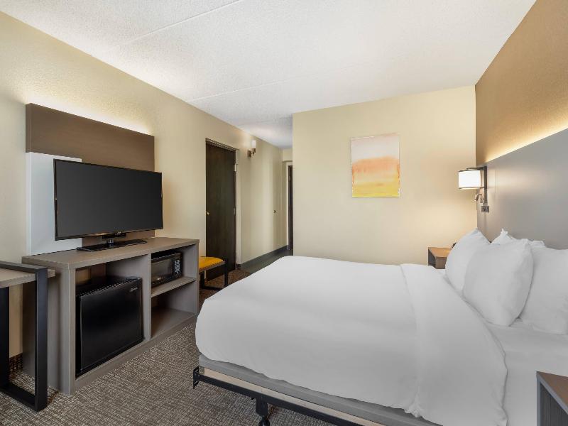 Comfort Inn & Suites Butler image