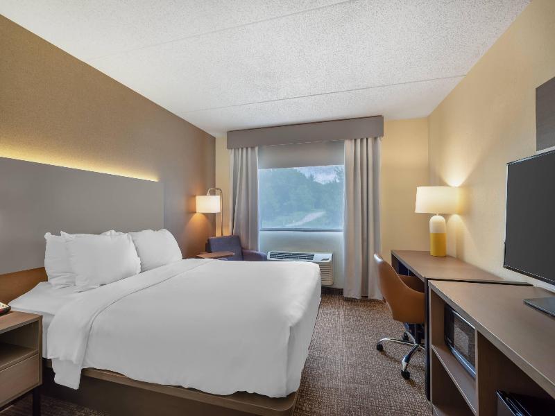 Comfort Inn & Suites Butler image