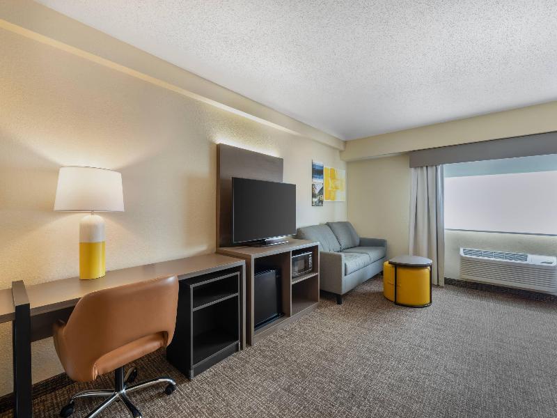 Comfort Inn & Suites Butler image