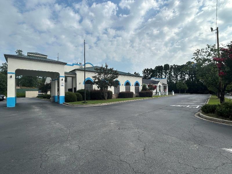 Days Inn & Suites by Wyndham Columbia Airport
