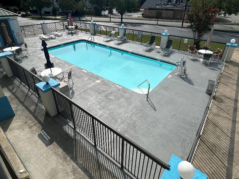 Days Inn & Suites by Wyndham Columbia Airport