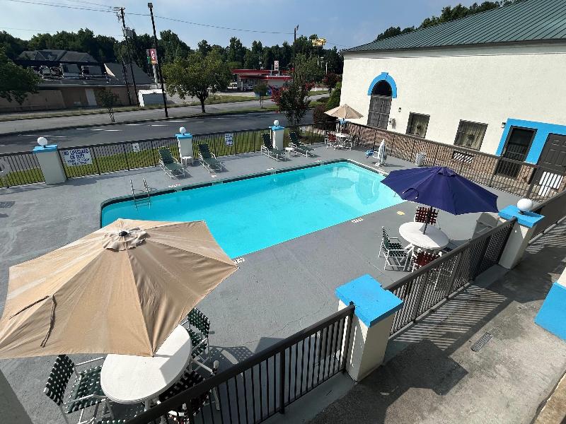 Days Inn & Suites by Wyndham Columbia Airport