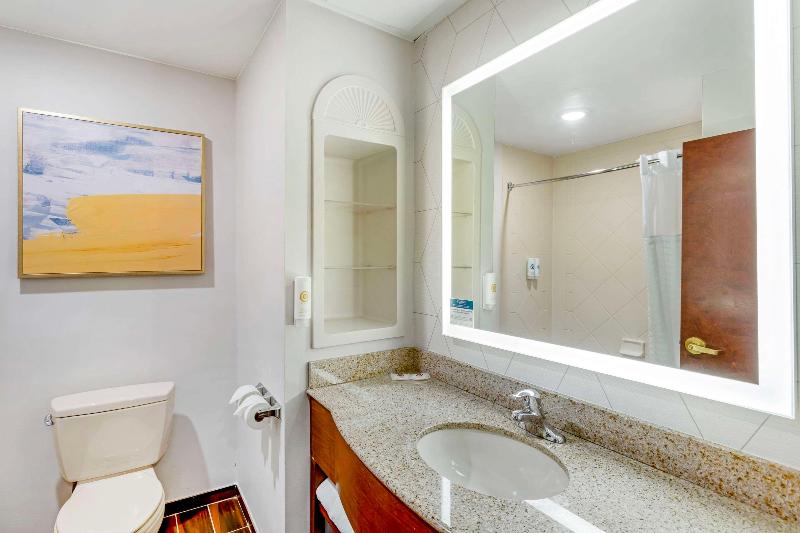 Comfort Suites East Brunswick - South River image