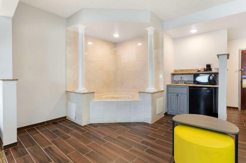 Comfort Suites East Brunswick - South River image